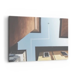 Cuadro sobre lienzo - Impresión de Imagen - Vista del avión y su estela en el cielo desde una perspectiva callejera. - 120x80cm - Por encima del laberinto urbano - Decoración de pared moderna para salón y dormitorio ARTTOR