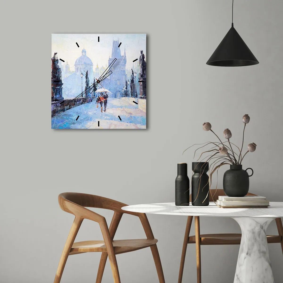 Reloj de pared - Reloj de vidrio - Pareja romántica en un puente bajo la lluvia, una escena pictórica - 30x30cm - El embrujo de la lluvia - Decoración de pared moderna para salón y dormitorio ARTTOR