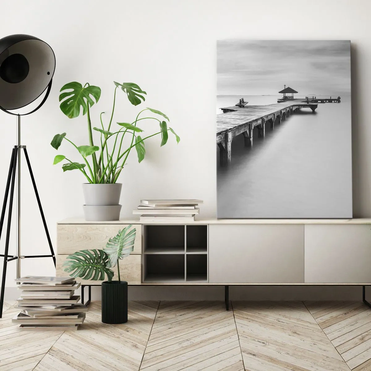 Cuadro sobre lienzo - Impresión de Imagen - Una vista en blanco y negro de un muelle de madera sobre aguas tranquilas. - 70x100cm - Lejos - Decoración de pared moderna para salón y dormitorio ARTTOR