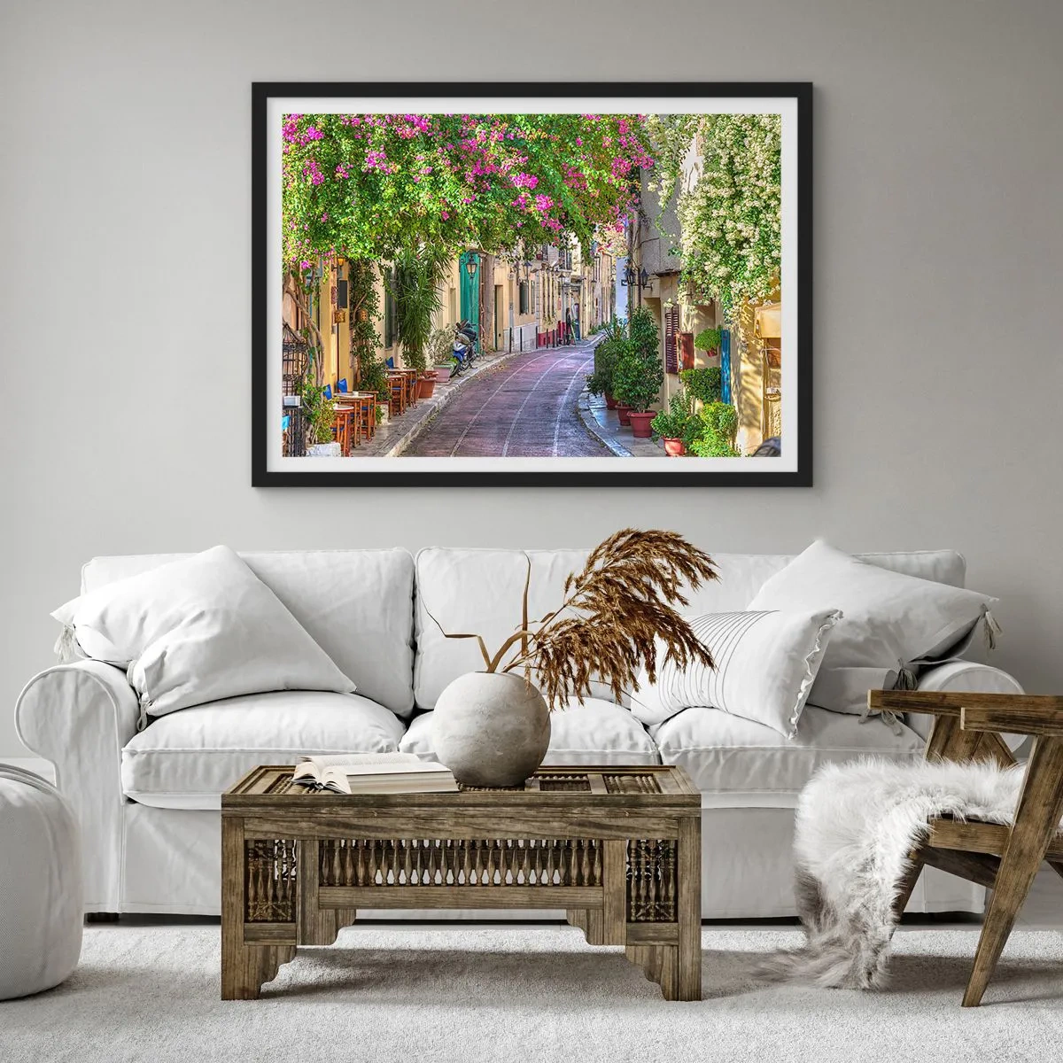 Póster en marco negro - Una calle encantadora con vides en flor y mesas de café. - 70x50cm - Un callejón floreciente - Decoración de pared moderna para salón y dormitorio ARTTOR