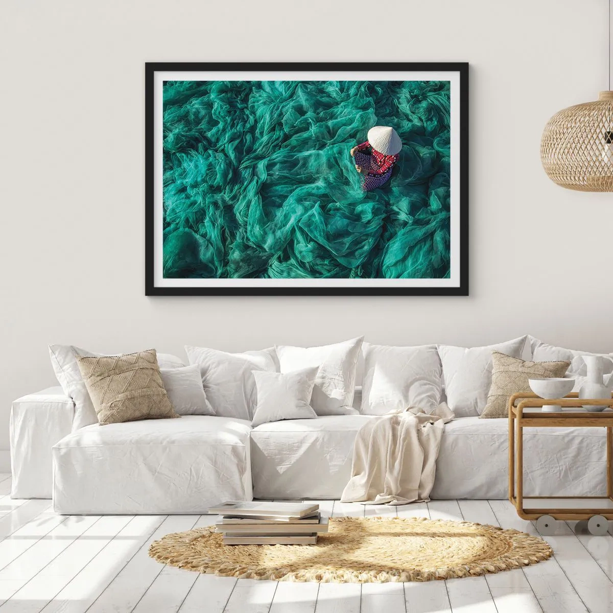 Póster en marco negro - Una persona con sombrero entre redes de pesca verdes. - 100x70cm - En un mar de redes - Decoración de pared moderna para salón y dormitorio ARTTOR