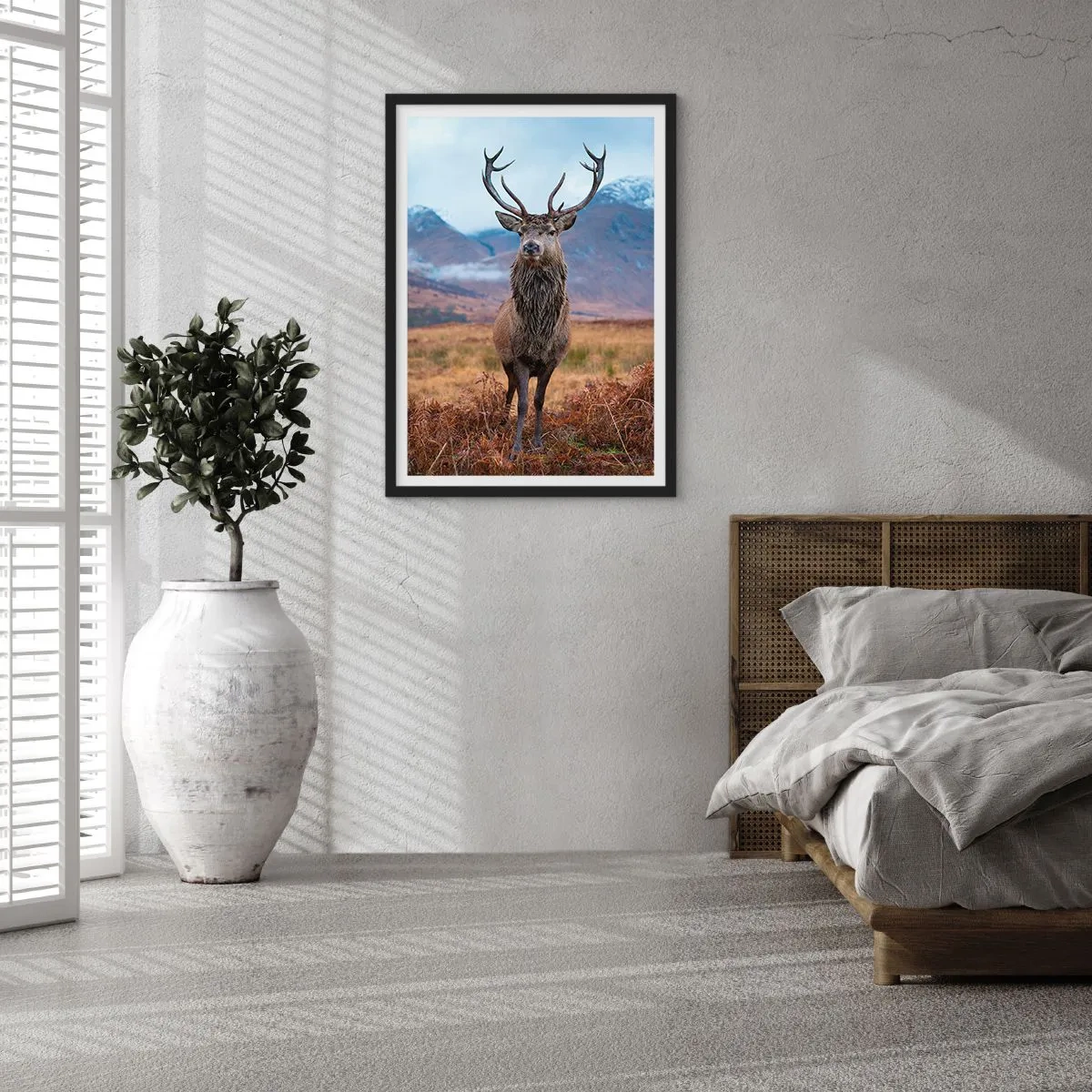 Póster en marco negro - Un ciervo orgulloso con las montañas como telón de fondo - 50x70cm - En mi propia tierra - Decoración de pared moderna para salón y dormitorio ARTTOR