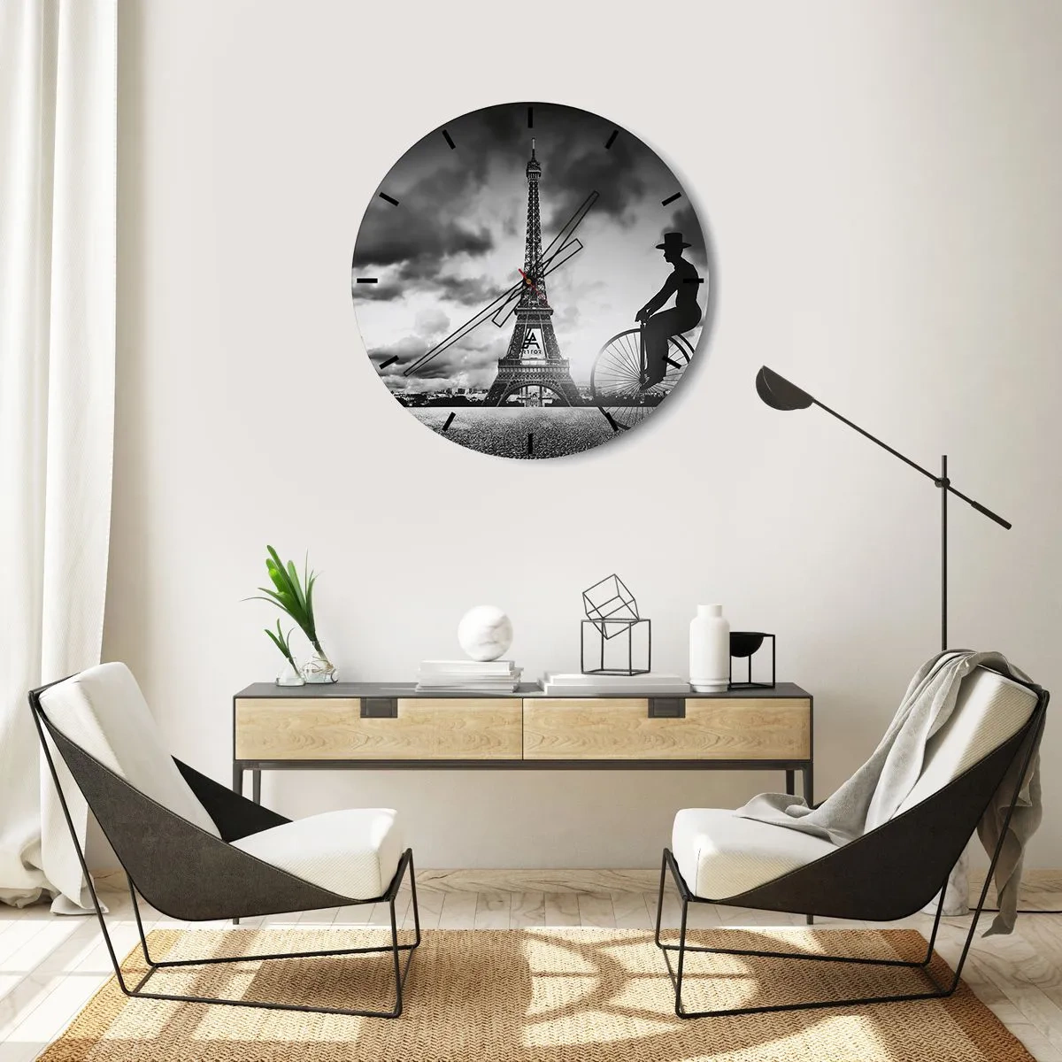 Reloj de pared - Reloj de vidrio - La Torre Eiffel con un ciclista frente a un cielo dramático. - 30x30cm - Añoranza de la Belle Epoque - Decoración de pared moderna para salón, cocina y dormitorio ARTTOR