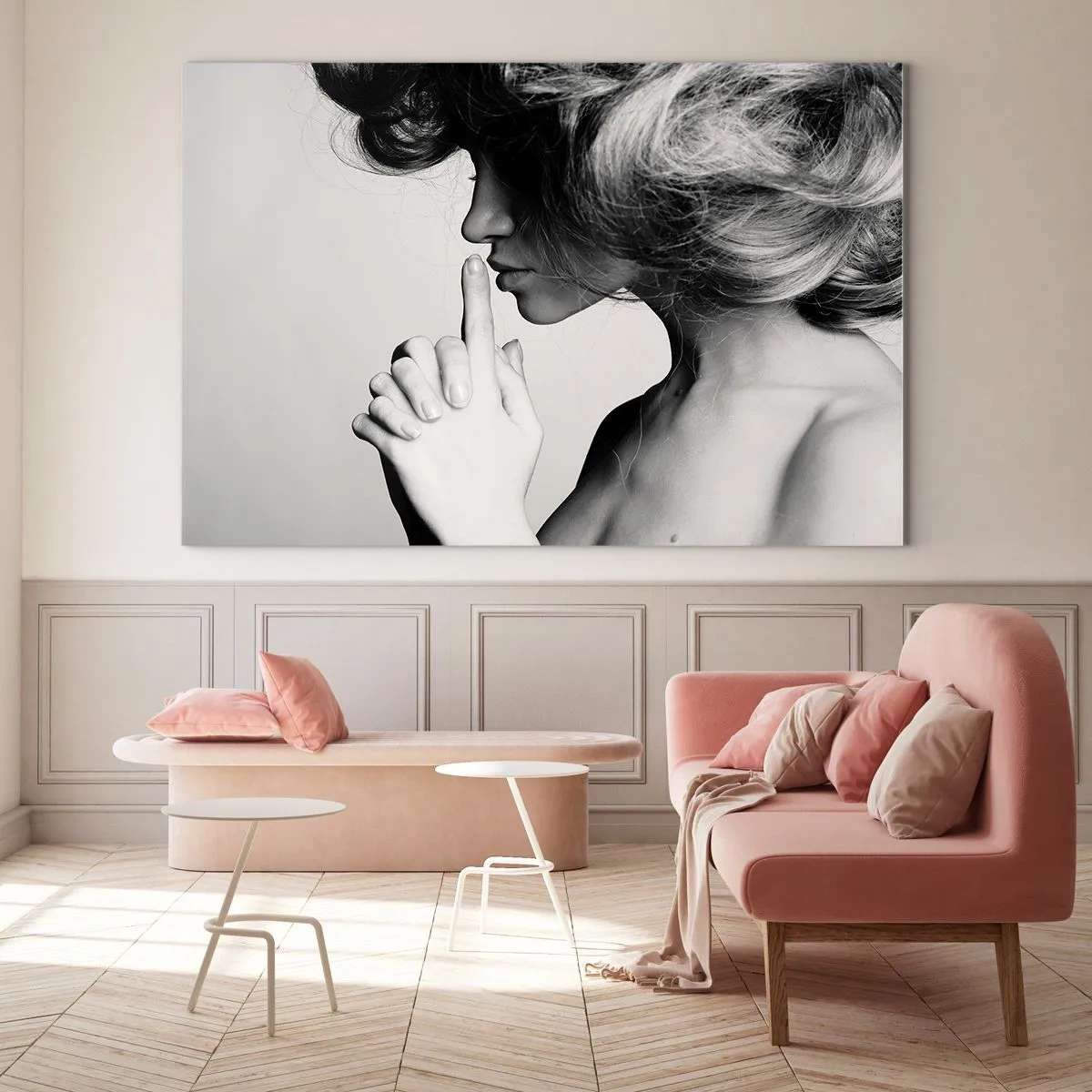 Cuadro sobre vidrio - Impresiones sobre Vidrio - Una mujer en una fotografía en blanco y negro haciendo un gesto de silencio. - 70x50cm - Escucharme a mí misma - Decoración de pared moderna para salón y dormitorio ARTTOR