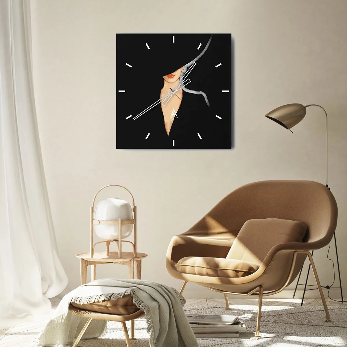 Reloj de pared - Reloj de vidrio - Silueta de una mujer con sombrero sobre un fondo negro - 30x30cm - Elegancia y estilo - Decoración de pared moderna para salón y dormitorio ARTTOR