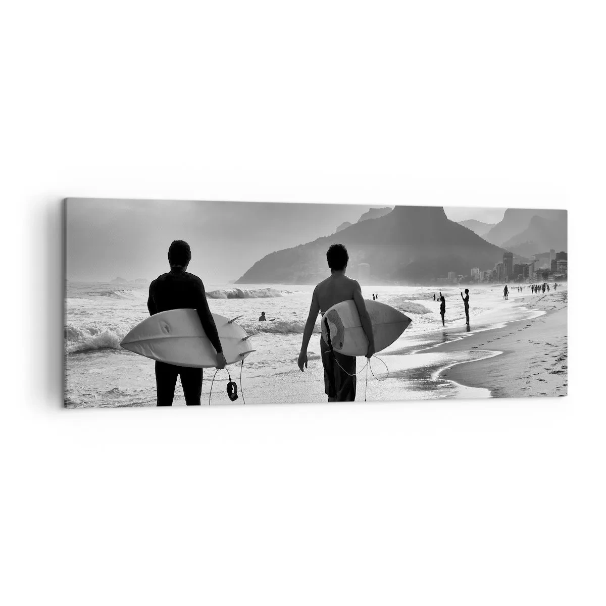 Cuadro sobre lienzo - Impresión de Imagen - Dos surfistas caminando por la playa con sus tablas en blanco y negro. - 140x50cm - Samba para una ola - Decoración de pared moderna para salón y dormitorio ARTTOR