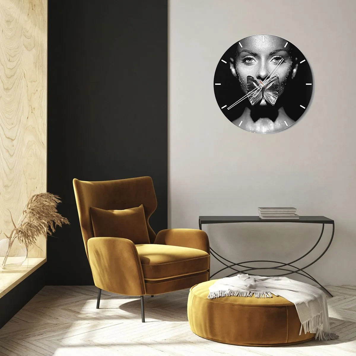 Reloj de pared - Reloj de vidrio - Rostro de mujer en blanco y negro con una mariposa en los labios. - 30x30cm - Beso de mariposa - Decoración de pared moderna para salón, cocina y dormitorio ARTTOR