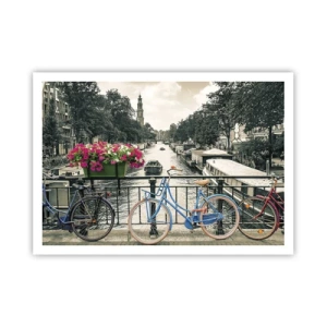 Póster - Un puente con bicicletas y flores sobre un canal en Ámsterdam. - 100x70cm - Los colores de una calle de Ámsterdam - Decoración de pared moderna para salón y dormitorio ARTTOR
