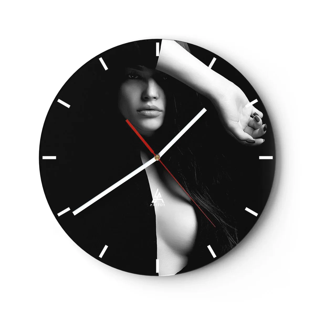 Reloj de pared - Reloj de vidrio - Retrato en blanco y negro de una mujer con el rostro cubierto y un hombro descubierto. - 30x30cm - Escuela de seducción - Decoración de pared moderna para salón, cocina y dormitorio ARTTOR