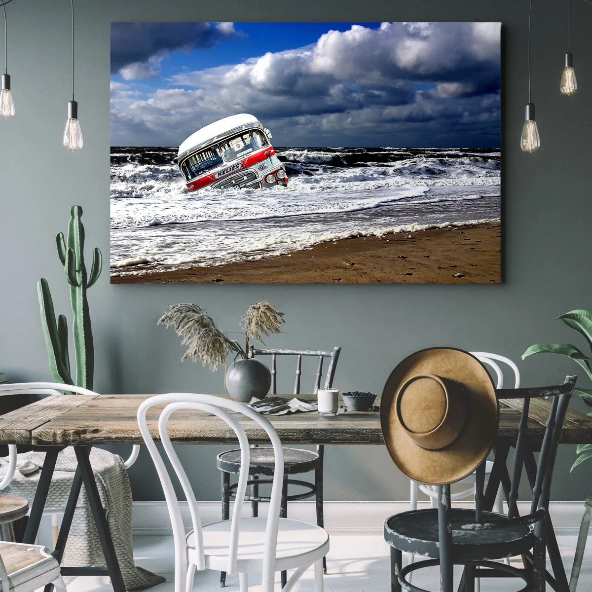 Cuadro sobre lienzo - Impresión de Imagen - Un autobús hundido en la playa en medio de olas y mares agitados - 120x80cm - ¿Y qué te sorprende? - Decoración de pared moderna para salón y dormitorio ARTTOR