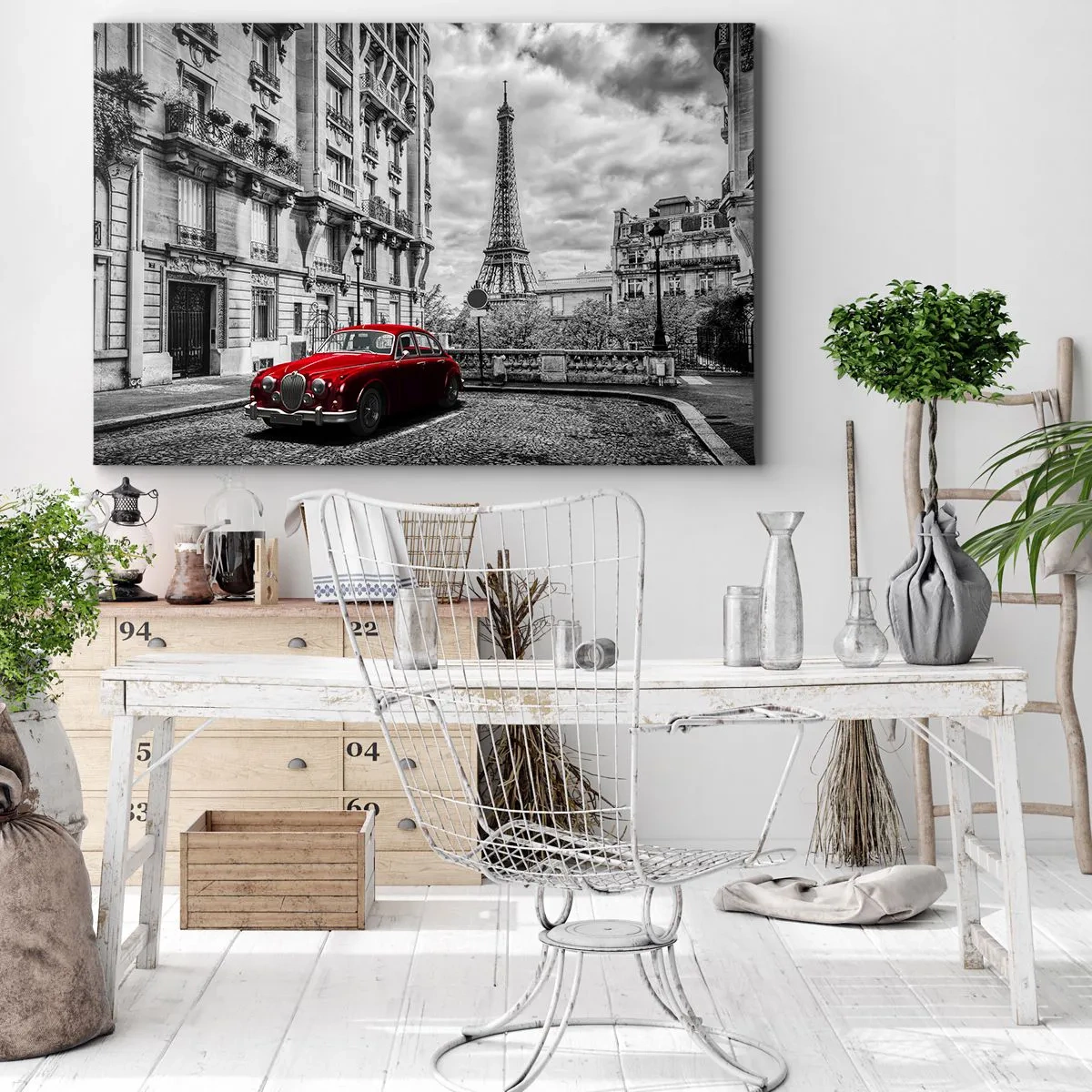 Cuadro sobre lienzo - Impresión de Imagen - Un coche rojo con la Torre Eiffel al fondo en un entorno en blanco y negro. - 120x80cm - Un depredador en la ciudad - Decoración de pared moderna para salón y dormitorio ARTTOR
