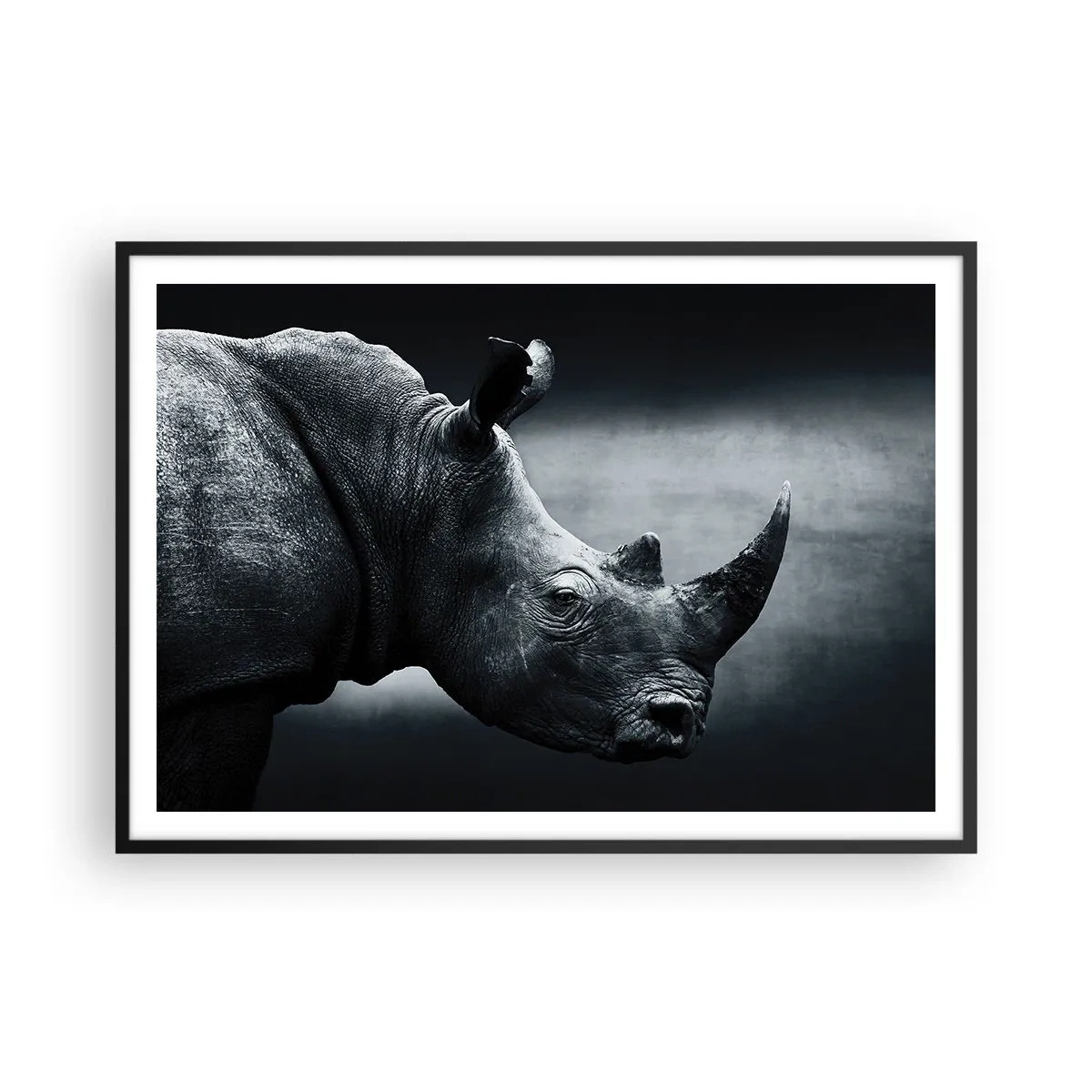 Póster en marco negro - Retrato en blanco y negro de un rinoceronte sobre un fondo oscuro. - 100x70cm - Perfil derecho - Decoración de pared moderna para salón y dormitorio ARTTOR