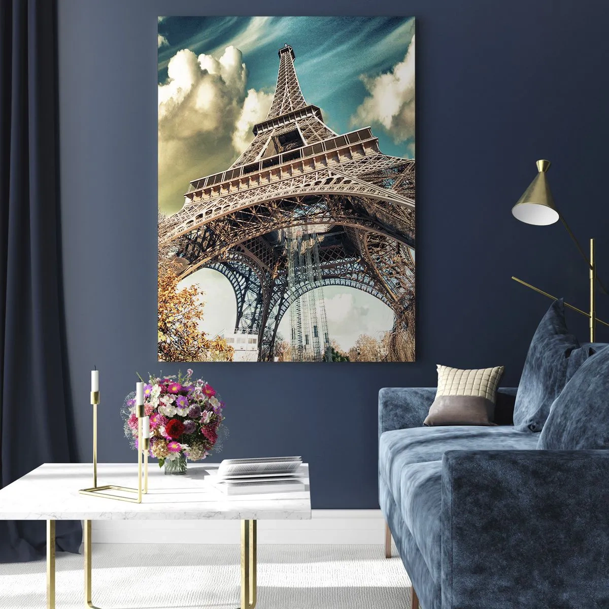 Cuadro sobre vidrio - Impresiones sobre Vidrio - La Torre Eiffel en un paisaje otoñal contra un cielo dinámico. - 50x70cm - Y en París, en otoño... - Decoración de pared moderna para salón y dormitorio ARTTOR