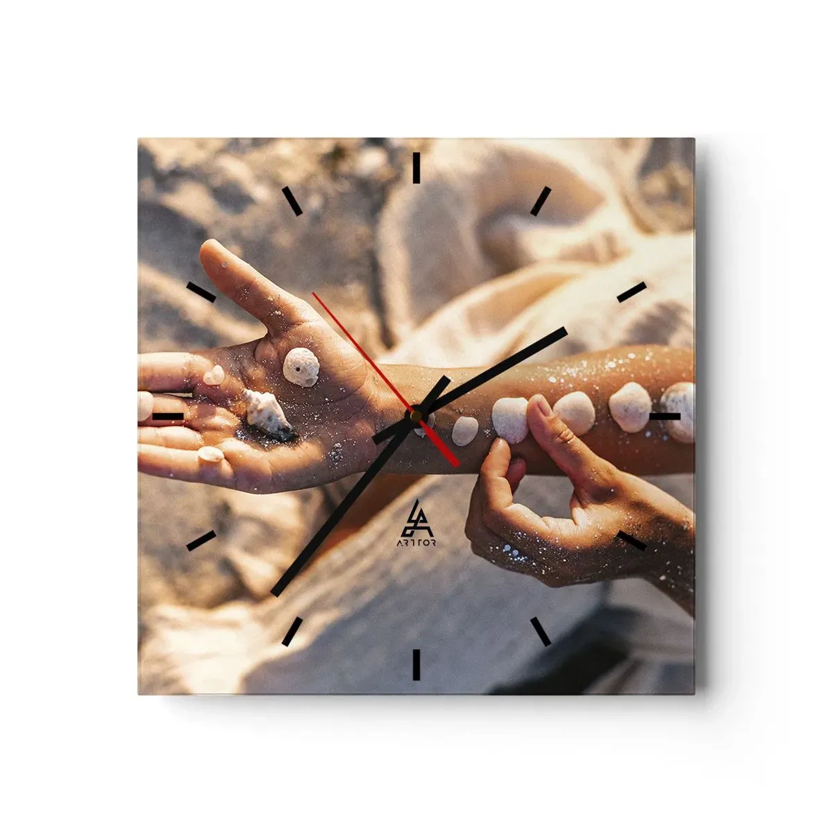 Reloj de pared - Reloj de vidrio - Manos con conchas marinas dispuestas sobre el fondo de arena. - 30x30cm - La belleza al alcance de la mano - Decoración de pared moderna para salón y dormitorio ARTTOR