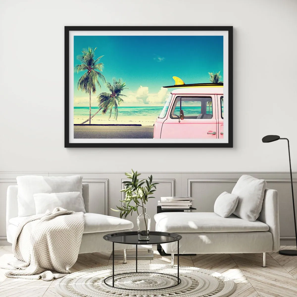 Póster en marco negro - Una camioneta rosa con una tabla de surf frente a una playa tropical. - 70x50cm - Comienzan las vacaciones - Decoración de pared moderna para salón y dormitorio ARTTOR