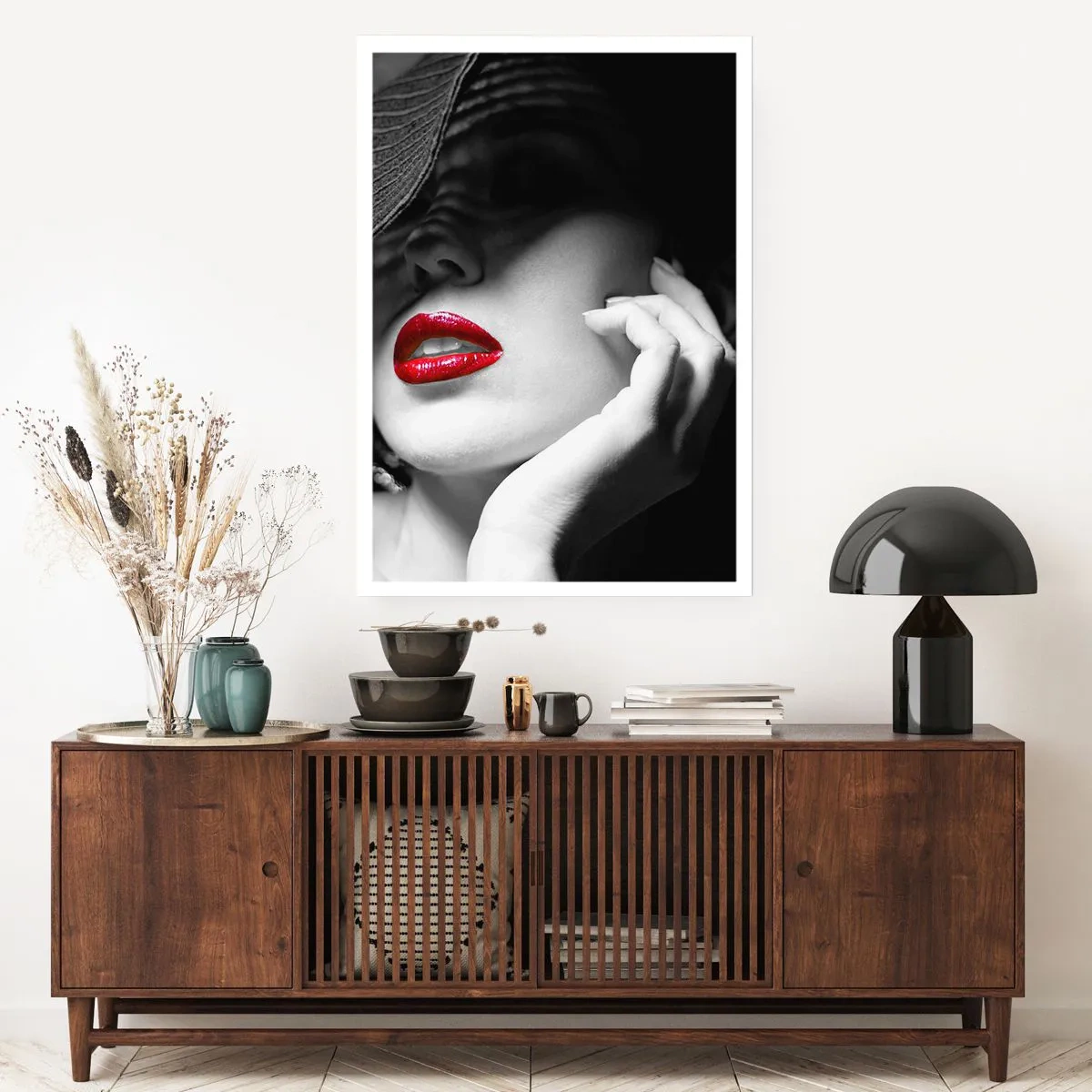 Póster - Retrato de una mujer con sombrero y labios rojos. - 50x70cm - Estudio en escarlata - Decoración de pared moderna para salón y dormitorio ARTTOR