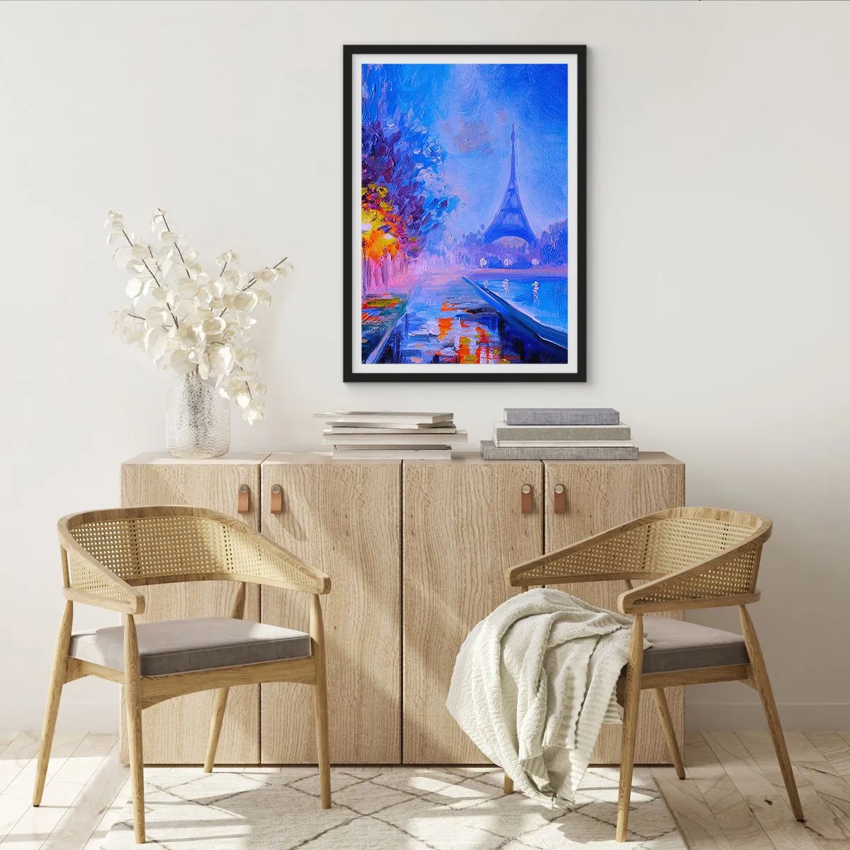 Póster en marco negro - La Torre Eiffel en una pintoresca fotografía nocturna - 50x70cm - Un paseo de ensueño - Decoración de pared moderna para salón y dormitorio ARTTOR