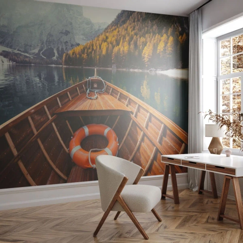 Fotomural Standard Eco - Vista desde un barco de madera de un lago rodeado de montañas y bosques. - 100x70cm - Viaje a la montaña - Decoración de pared moderna para salón y dormitorio ARTTOR