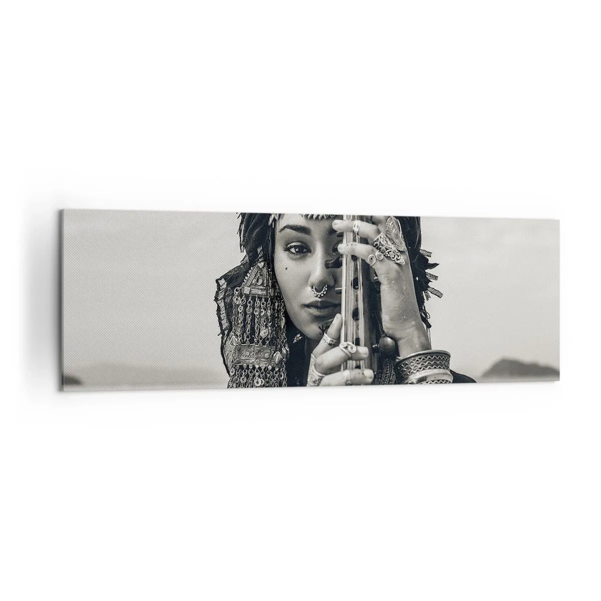 Cuadro sobre lienzo - Impresión de Imagen - Retrato de una mujer con joyas étnicas sosteniendo un instrumento en la mano. - 160x50cm - La música propia de Oriente - Decoración de pared moderna para salón y dormitorio ARTTOR