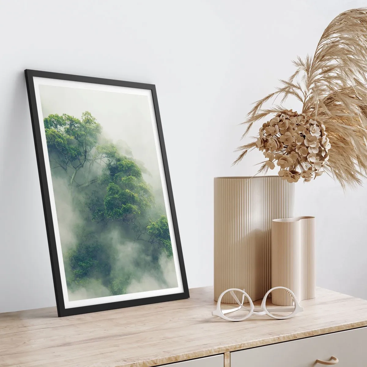 Póster en marco negro - Copas de árboles verdes ocultas en una niebla espesa y misteriosa - 50x70cm - Envuelto en niebla - Decoración de pared moderna para salón y dormitorio ARTTOR