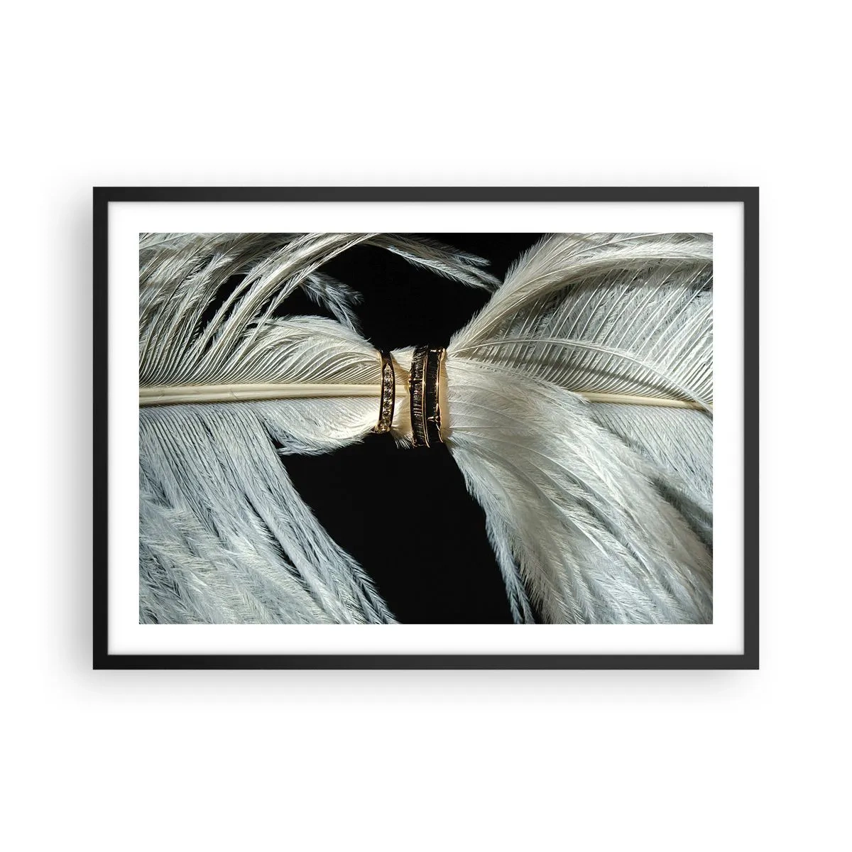 Póster en marco negro - Una pluma blanca con dos anillos dorados sobre un fondo negro. - 70x50cm - ...y no te dejaré.... - Decoración de pared moderna para salón y dormitorio ARTTOR