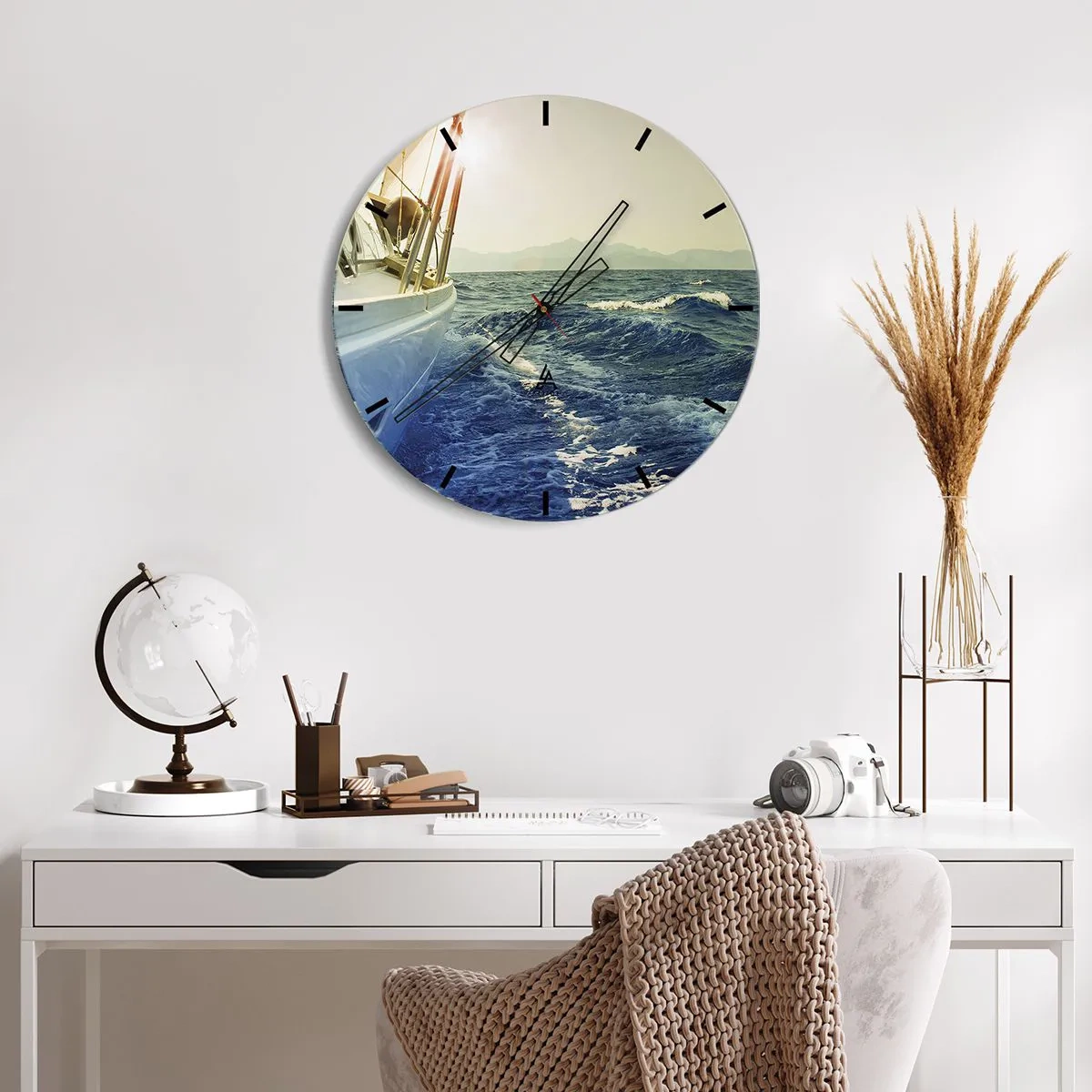 Reloj de pared - Reloj de vidrio - Un velero en un mar tranquilo con vistas a las montañas. - 30x30cm - Para una aventura - Decoración de pared moderna para salón, cocina y dormitorio ARTTOR