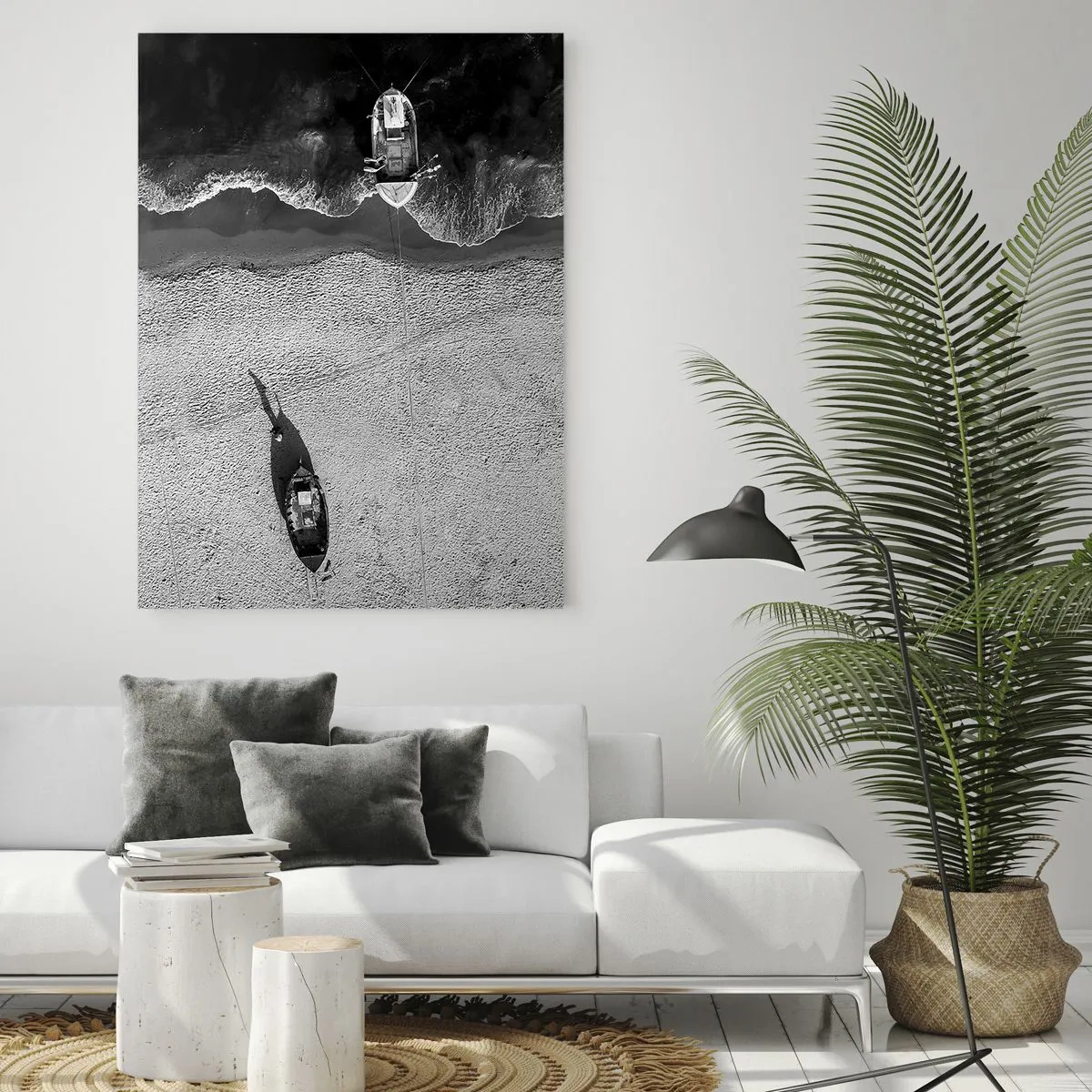 Cuadro sobre vidrio - Impresiones sobre Vidrio - Barcos en blanco y negro y sus sombras en una playa de arena vistos desde arriba - 50x70cm - Aún en la orilla... - Decoración de pared moderna para salón y dormitorio ARTTOR