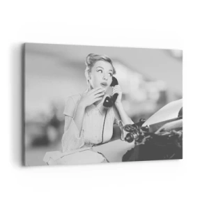 Cuadro sobre lienzo - Impresión de Imagen - Una mujer hablando por teléfono frente a una máquina de escribir. - 100x70cm - ¿Diga?, estamos en los años 50. - Decoración de pared moderna para salón y dormitorio ARTTOR