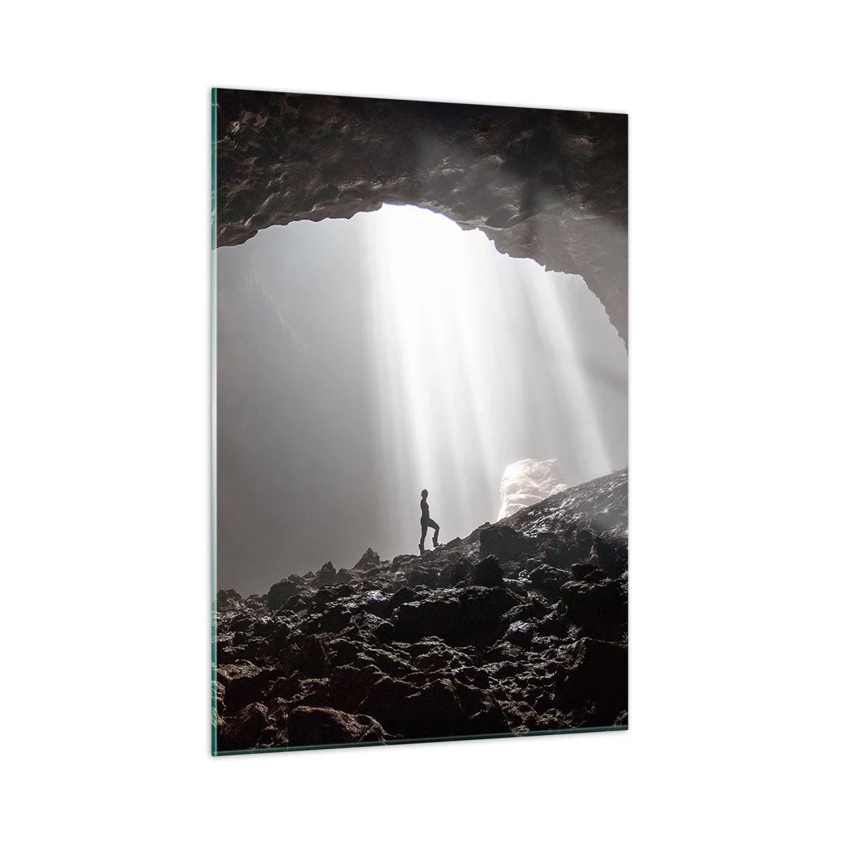 Cuadro sobre vidrio - Impresiones sobre Vidrio - Una figura en una cueva iluminada por rayos de luz, rodeada de rocas oscuras. - 50x70cm - Gruta luminosa - Decoración de pared moderna para salón y dormitorio ARTTOR
