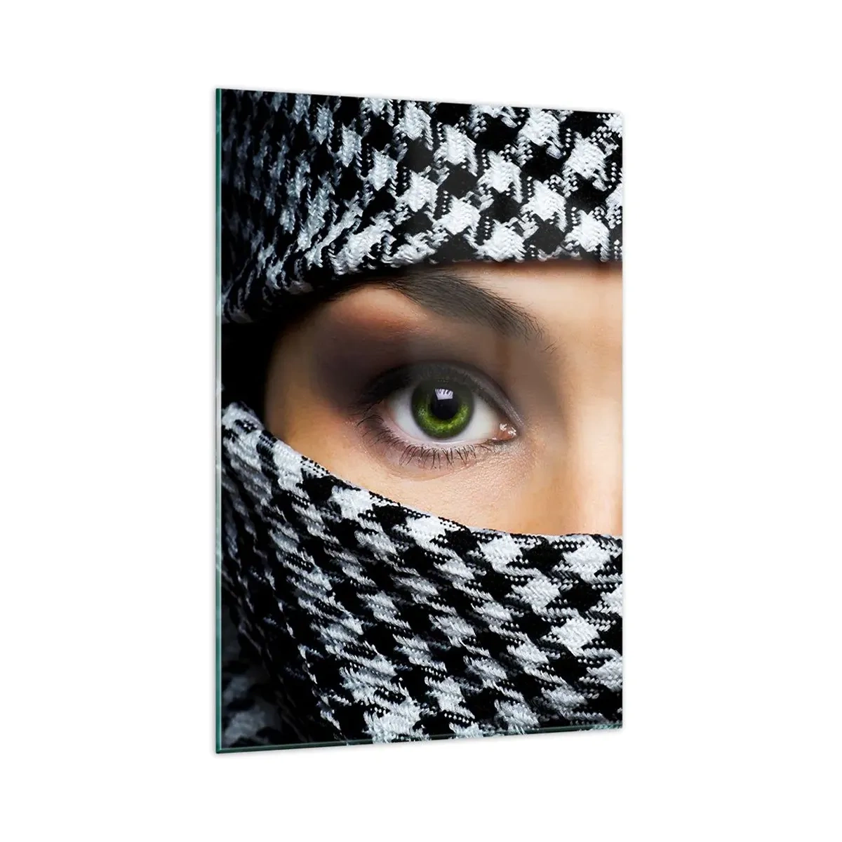 Cuadro sobre vidrio - Impresiones sobre Vidrio - Los ojos verdes de una mujer están ocultos tras una tela estampada en blanco y negro. - 80x120cm - Hermosa mirada de ojos verdes - Decoración de pared moderna para salón y dormitorio ARTTOR