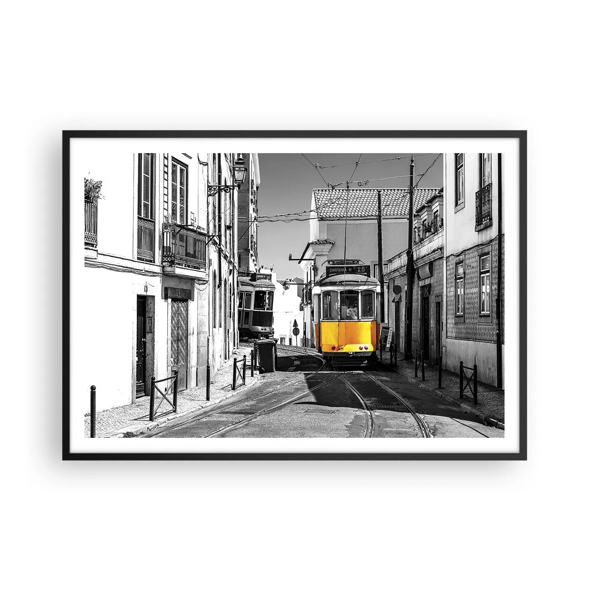 Póster en marco negro - Un tranvía amarillo en las calles de Lisboa en un entorno monocromático. - 100x70cm - Espíritu de Lisboa - Decoración de pared moderna para salón y dormitorio ARTTOR