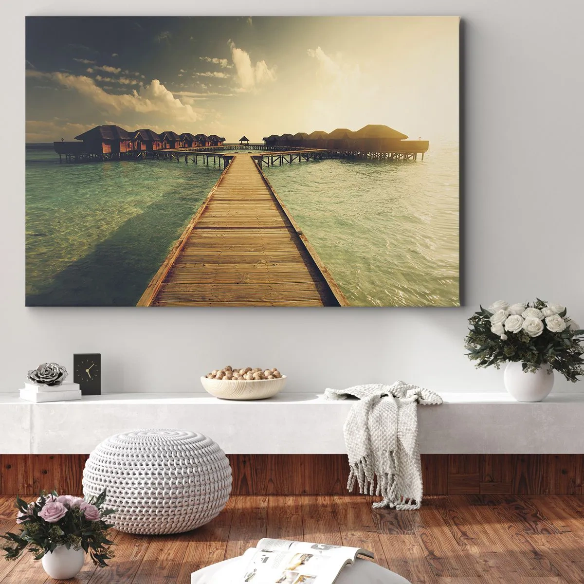 Cuadro sobre lienzo - Impresión de Imagen - Un embarcadero de madera que conduce a las casas sobre el agua, iluminadas por los rayos del sol. - 70x50cm - Una cálida invitación - Decoración de pared moderna para salón y dormitorio ARTTOR