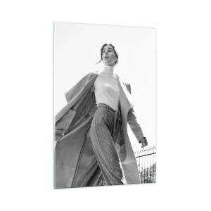 Cuadro sobre vidrio - Impresiones sobre Vidrio - Mujer elegante con abrigo frente a un fondo arquitectónico en blanco y negro - 70x100cm - ¿Vienes conmigo? - Decoración de pared moderna para salón y dormitorio ARTTOR