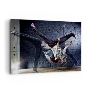 Cuadro sobre lienzo - Impresión de Imagen - Una bailarina en un salto dinámico contra una pared de ladrillos. - 100x70cm - Estrella de la calle - Decoración de pared moderna para salón y dormitorio ARTTOR