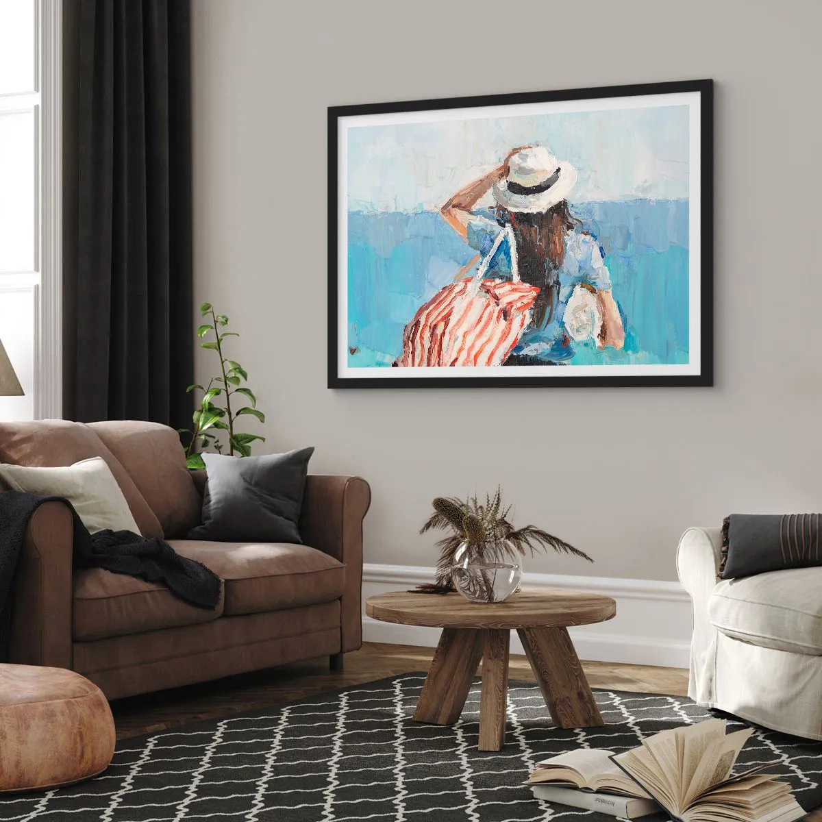 Póster en marco negro - Una mujer con sombrero frente al mar azul. - 70x50cm - Bienvenida a tus vacaciones - Decoración de pared moderna para salón y dormitorio ARTTOR