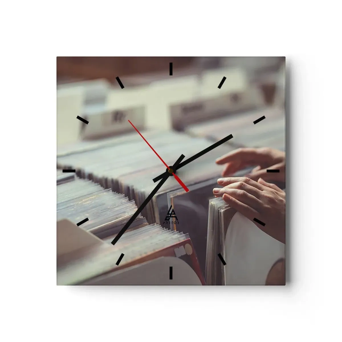 Reloj de pared - Reloj de vidrio - Manos mirando a través de una colección de vinilos - 30x30cm - En busca de emociones - Decoración de pared moderna para salón y dormitorio ARTTOR