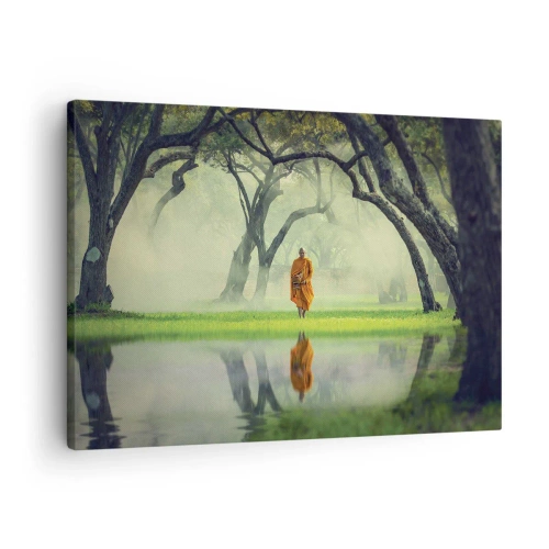 Cuadro sobre lienzo - Impresión de Imagen - Un monje con una túnica naranja en un bosque con un fondo brumoso y reflejo en el agua. - 70x50cm - En el camino de la iluminación - Decoración de pared moderna para salón y dormitorio ARTTOR