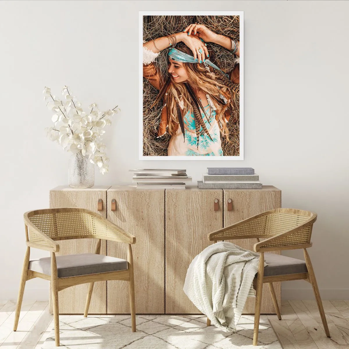 Póster - Una mujer de estilo boho con rastas y adornos sobre un fondo de hierba seca. - 50x70cm - El verano del amor - Decoración de pared moderna para salón y dormitorio ARTTOR