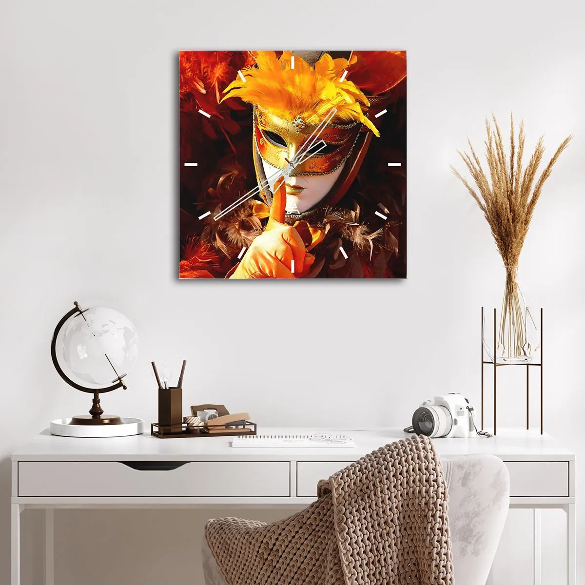 Reloj de pared - Reloj de vidrio - Máscara de carnaval en tonos dorados y naranjas. - 30x30cm - El misterio es parte del juego - Decoración de pared moderna para salón y dormitorio ARTTOR