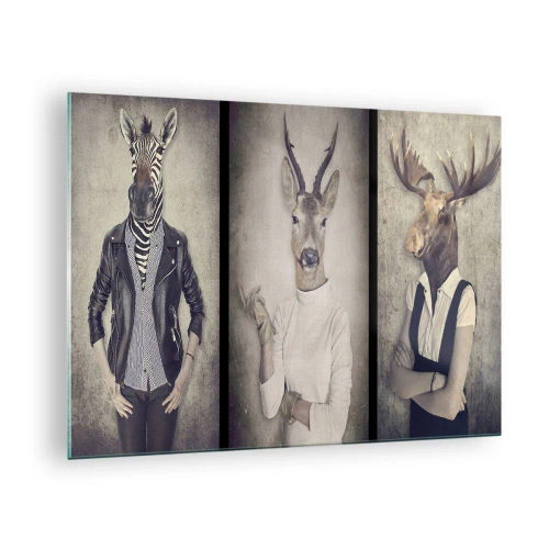 Cuadro sobre vidrio - Impresiones sobre Vidrio - Tres figuras de animales con ropa humana sobre un fondo neutro. - 70x50cm - Que los gestos hablen - Decoración de pared moderna para salón y dormitorio ARTTOR