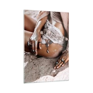 Cuadro sobre vidrio - Impresiones sobre Vidrio - Mujer bohemia en la playa con joyas - 80x120cm - Bañada por el sol y la arena - Decoración de pared moderna para salón y dormitorio ARTTOR
