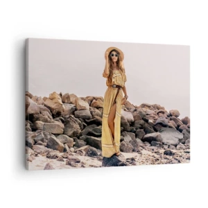 Cuadro sobre lienzo - Impresión de Imagen - Una mujer con estilo boho sobre un fondo de playa rocosa. - 70x50cm - La magia de las piedras - Decoración de pared moderna para salón y dormitorio ARTTOR