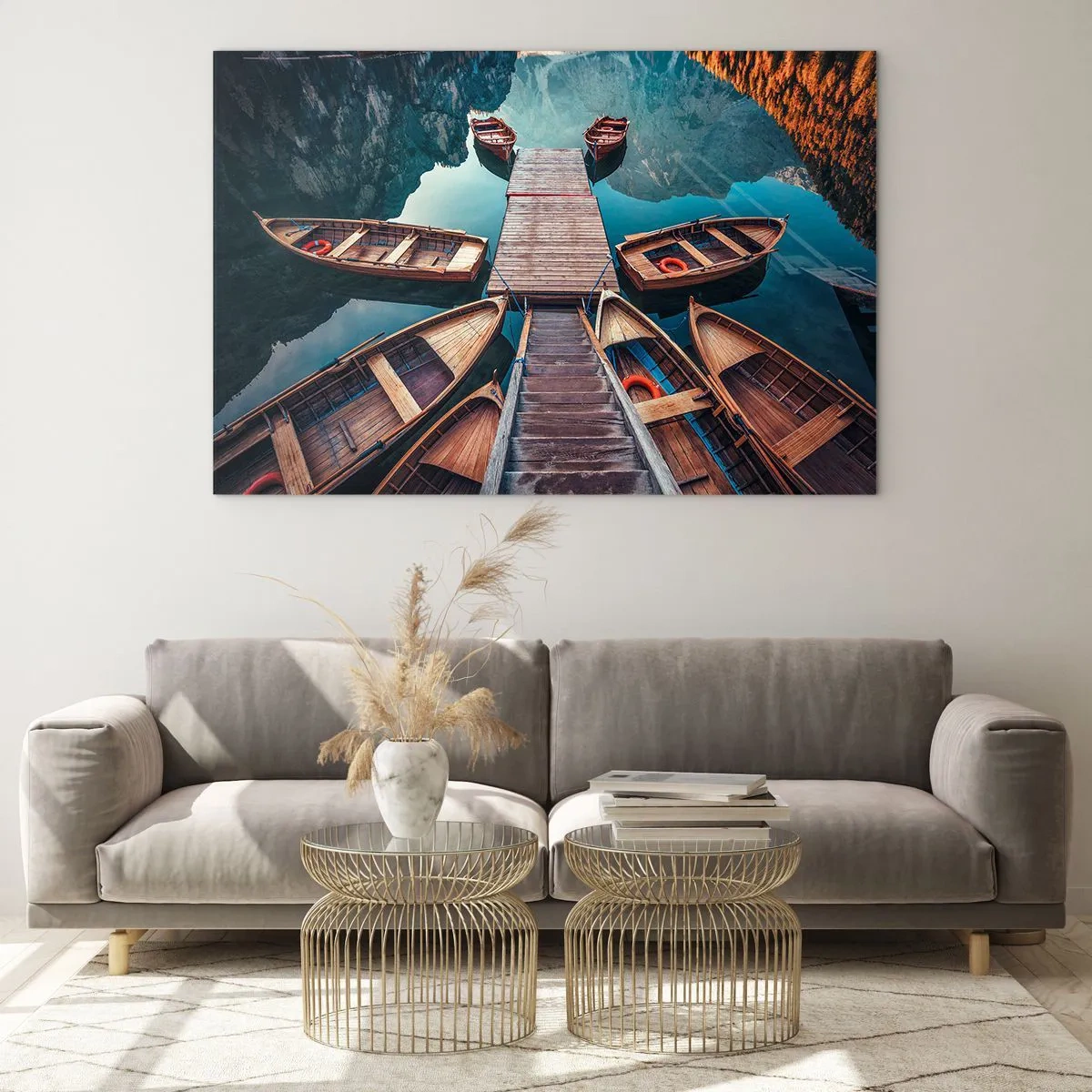 Cuadro sobre vidrio - Impresiones sobre Vidrio - Vista de barcos de madera amarrados en un muelle en las montañas. - 70x50cm - Esperando en el muelle - Decoración de pared moderna para salón y dormitorio ARTTOR