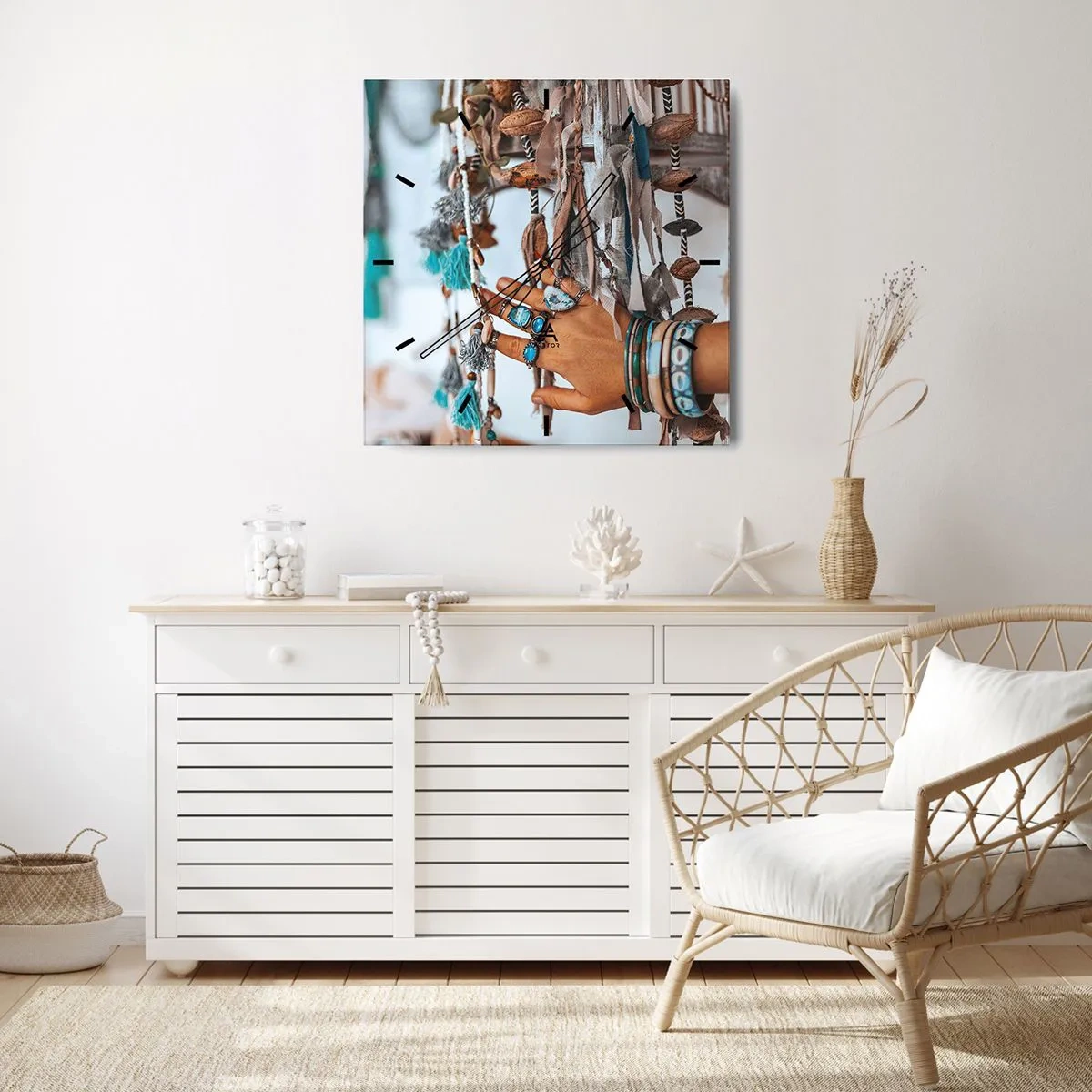 Reloj de pared - Reloj de vidrio - Una mano adornada con joyas boho con decoraciones en el fondo. - 30x30cm - Tesoros locales - Decoración de pared moderna para salón y dormitorio ARTTOR