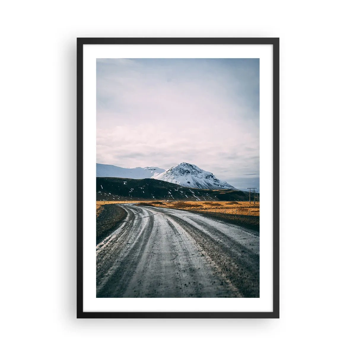 Póster en marco negro - Un camino que conduce hacia las montañas cubiertas de nieve. - 50x70cm - En el ambiente islandés - Decoración de pared moderna para salón y dormitorio ARTTOR