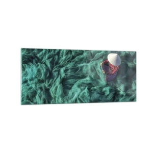Cuadro sobre vidrio - Impresiones sobre Vidrio - Una persona con sombrero entre redes de pesca verdes. - 120x50cm - En un mar de redes - Decoración de pared moderna para salón y dormitorio ARTTOR