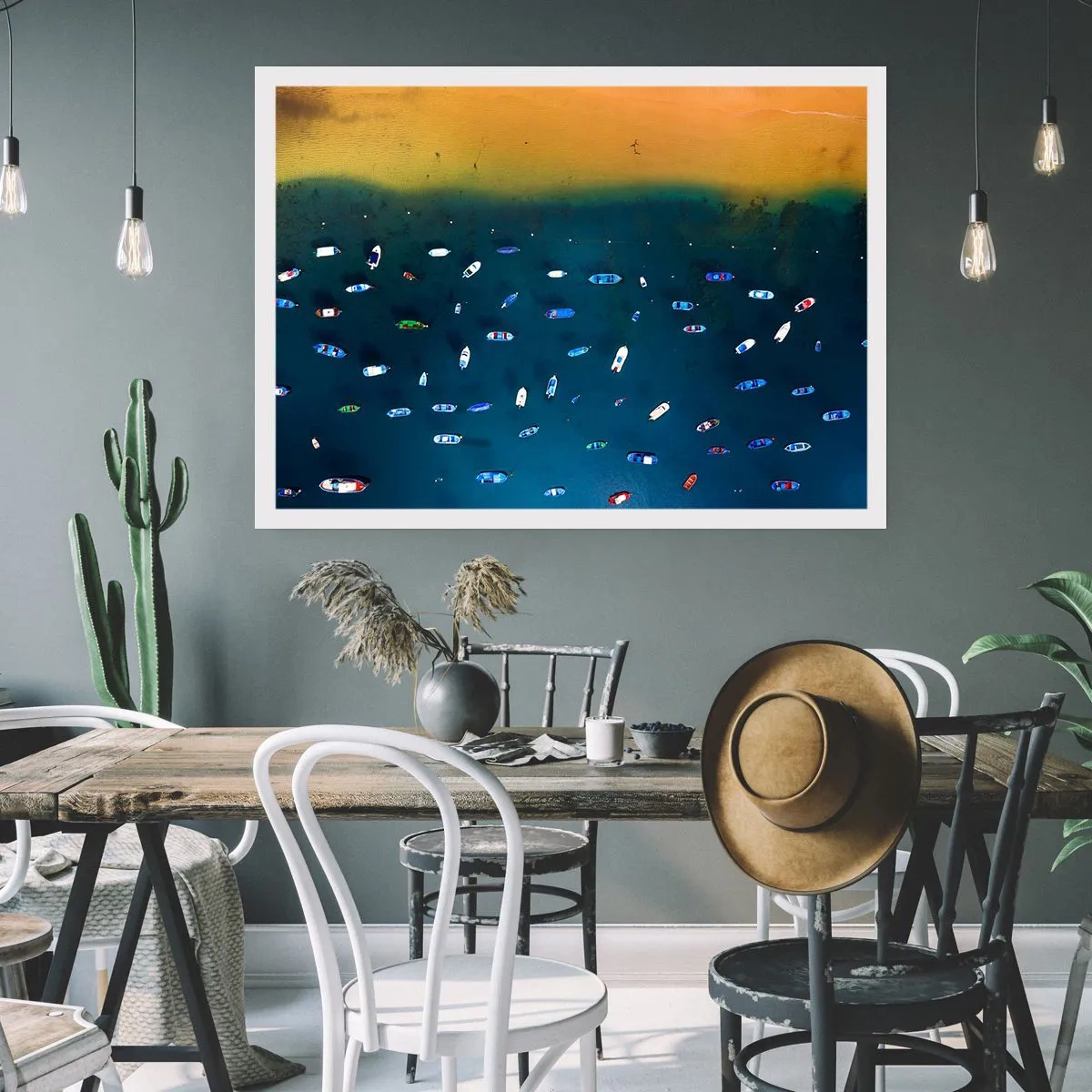 Póster - Vista aérea de barcos en el agua y una orilla arenosa. - 100x70cm - Un juego de vacaciones - Decoración de pared moderna para salón y dormitorio ARTTOR