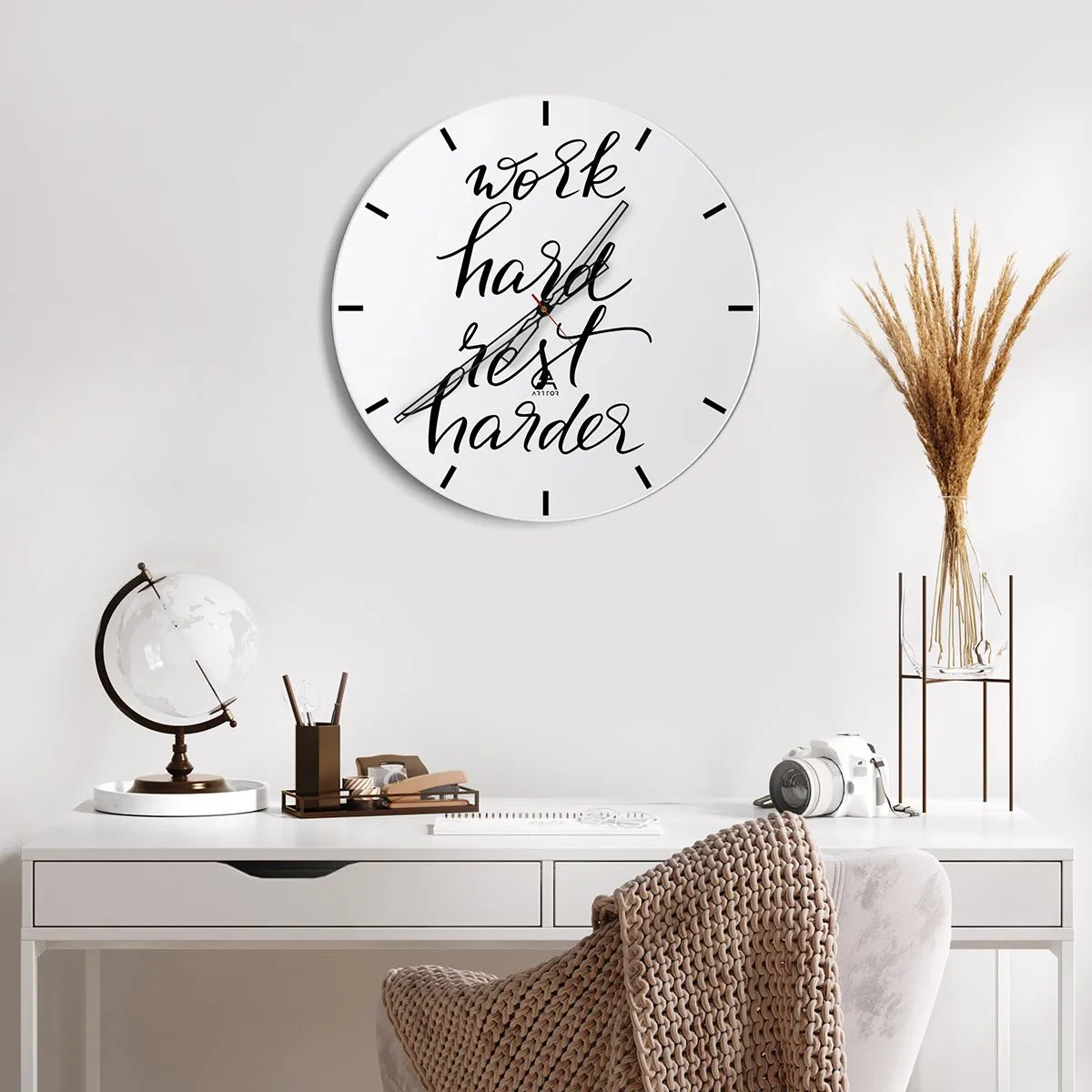 Reloj de pared - Reloj de vidrio - Inscripción en blanco y negro "Trabaja duro, descansa más duro" sobre un fondo blanco. - 30x30cm - Balance de vida - Decoración de pared moderna para salón, cocina y dormitorio ARTTOR