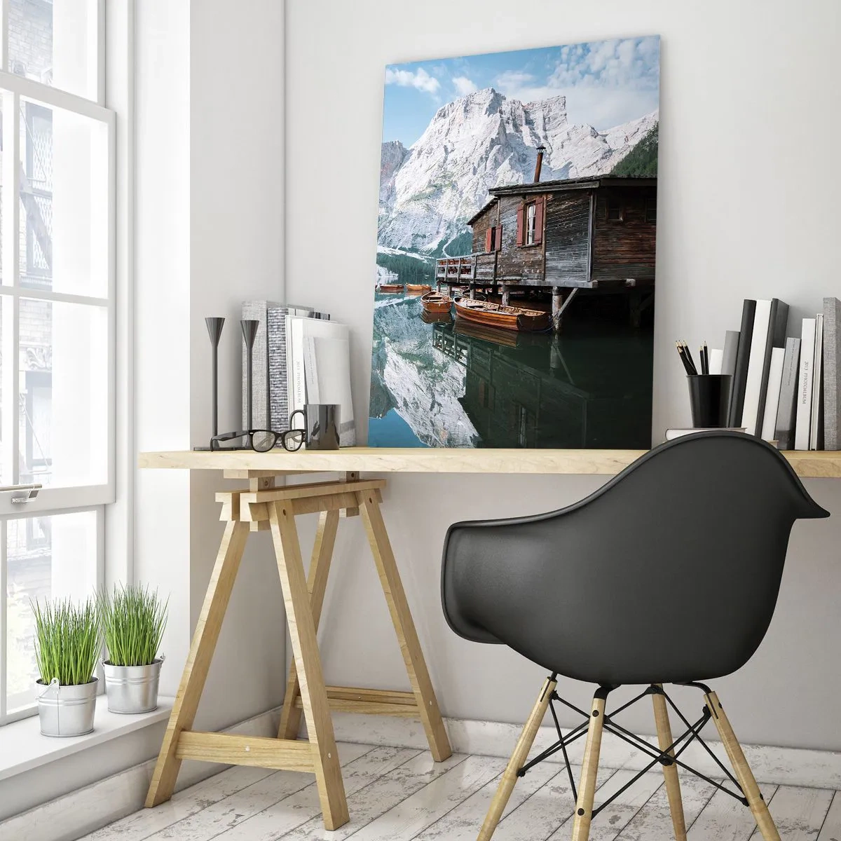 Cuadro sobre vidrio - Impresiones sobre Vidrio - Casa de madera y barcos en un tranquilo lago en las montañas. - 50x70cm - Una mañana cristalina de montaña - Decoración de pared moderna para salón y dormitorio ARTTOR