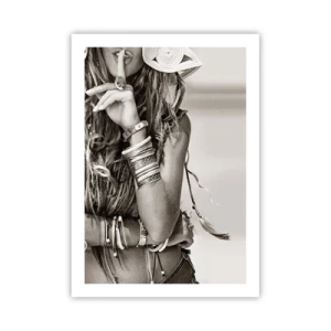 Póster - Mujer elegante con joyas haciendo un gesto de silencio. - 50x70cm - Libertad natural - Decoración de pared moderna para salón y dormitorio ARTTOR